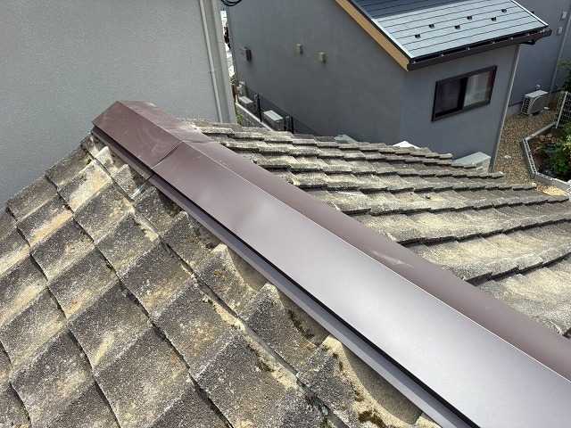 施工後の棟板金近景